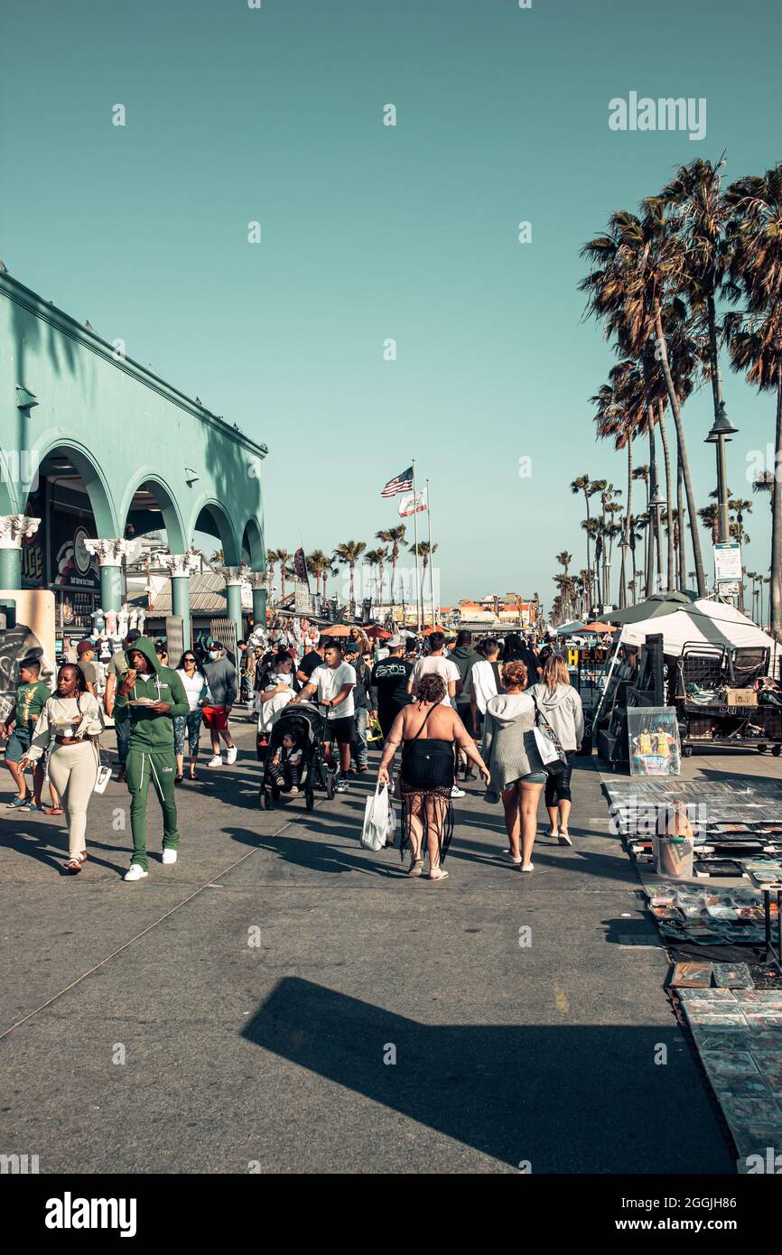 VENICE BEACH, STATI UNITI D'AMERICA - 23 maggio 2020: Un colpo verticale di gente sul lungomare di Venice Beach a Los Angeles, California, Stati Uniti d'America Foto Stock