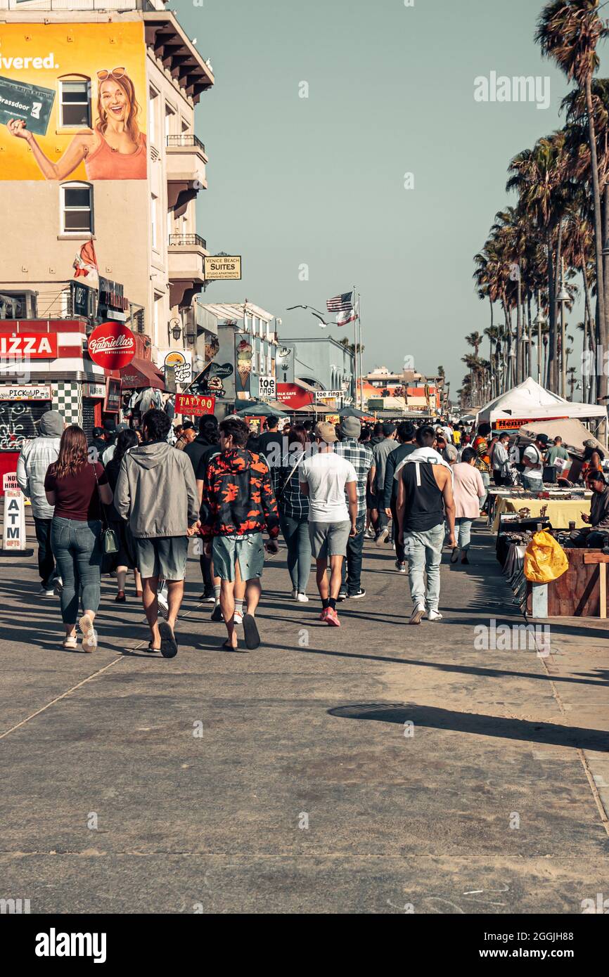 VENICE BEACH, STATI UNITI D'AMERICA - 23 maggio 2020: Un colpo verticale di gente sul lungomare di Venice Beach a Los Angeles, California, Stati Uniti d'America Foto Stock