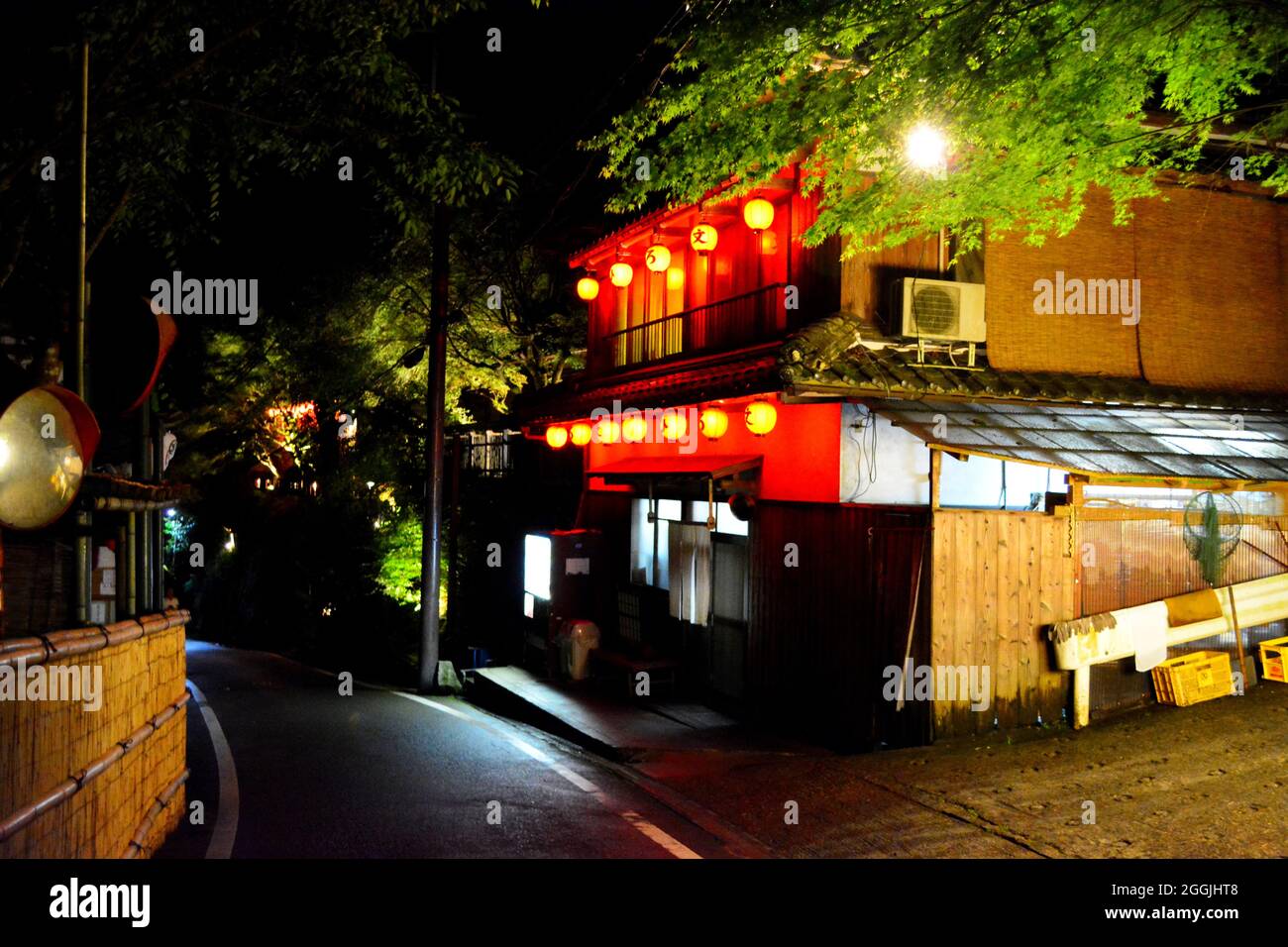 Conservare con lanterne rosse su di esso la notte vicino alla strada Foto Stock