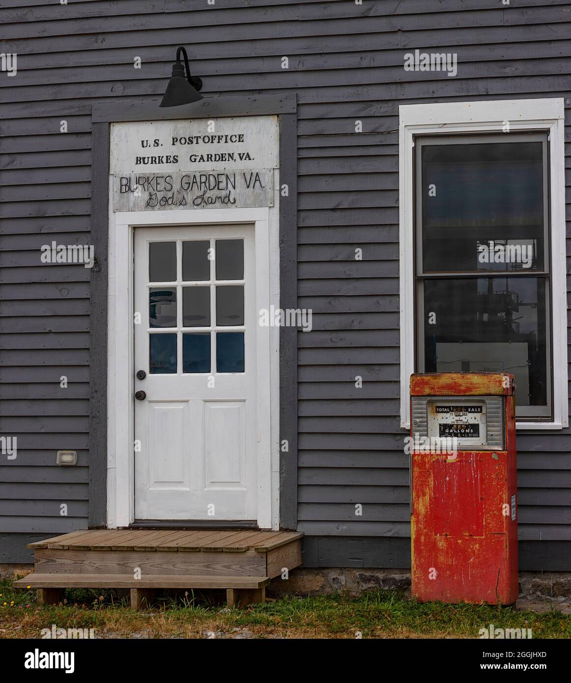 Burke's Garden, Virginia, Stati Uniti d'America - 7 agosto 2021: Ufficio postale in questa comunità rurale con la vecchia pompa del gas seduta davanti. Foto Stock