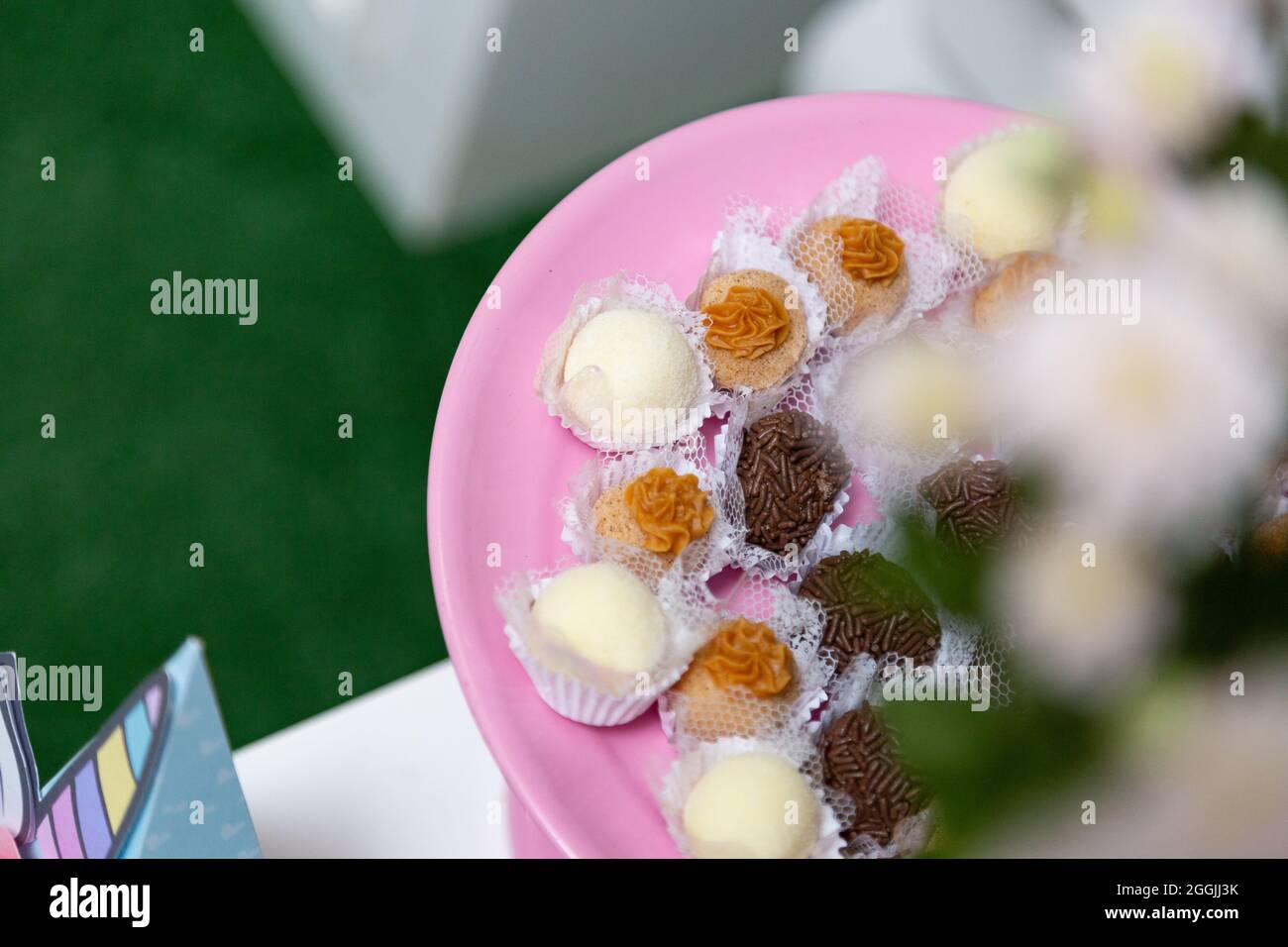 Tavolo di caramelle decorato per la festa di compleanno dei bambini. Dolci sul tavolo delle feste di compleanno. Foto Stock