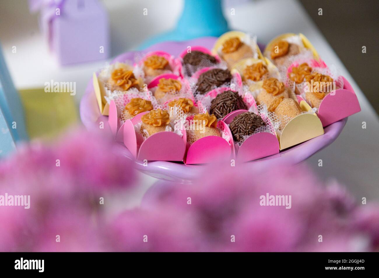 Tavolo di caramelle decorato per la festa di compleanno dei bambini. Dolci sul tavolo delle feste di compleanno. Foto Stock