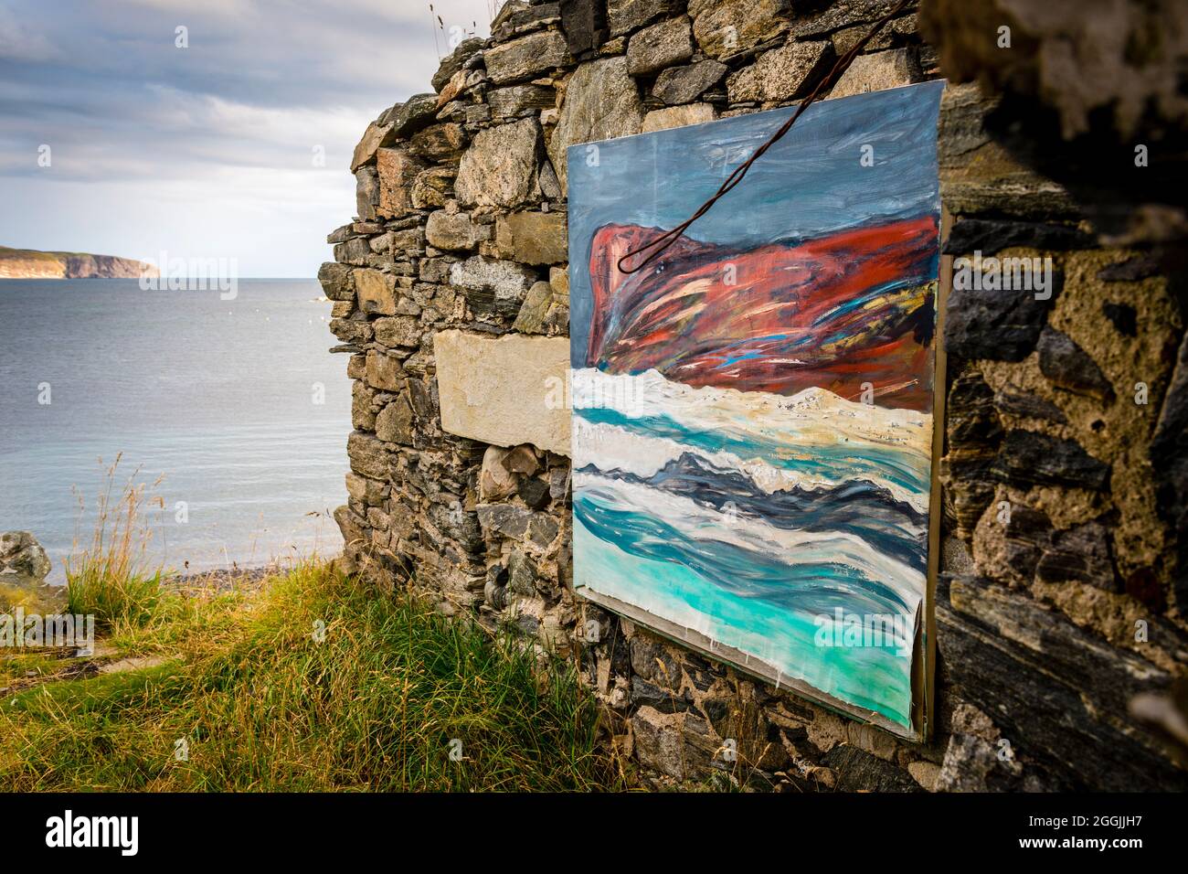 Un vecchio edificio in rovina e senza tetto con vecchie barche rende insolita una galleria d'arte a Skerray Bay sulla costa nord della Scozia, appena fuori dalla NC500. Foto Stock