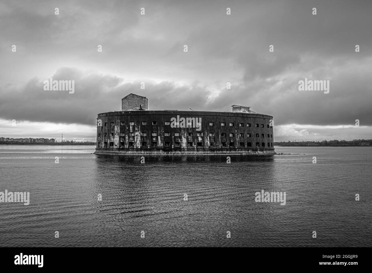Fortezza navale su un'isola artificiale nel Golfo di Finlandia vicino alla città di Kronstadt. Fort Alexander / Plague Fort. Bianco e nero. Foto Stock