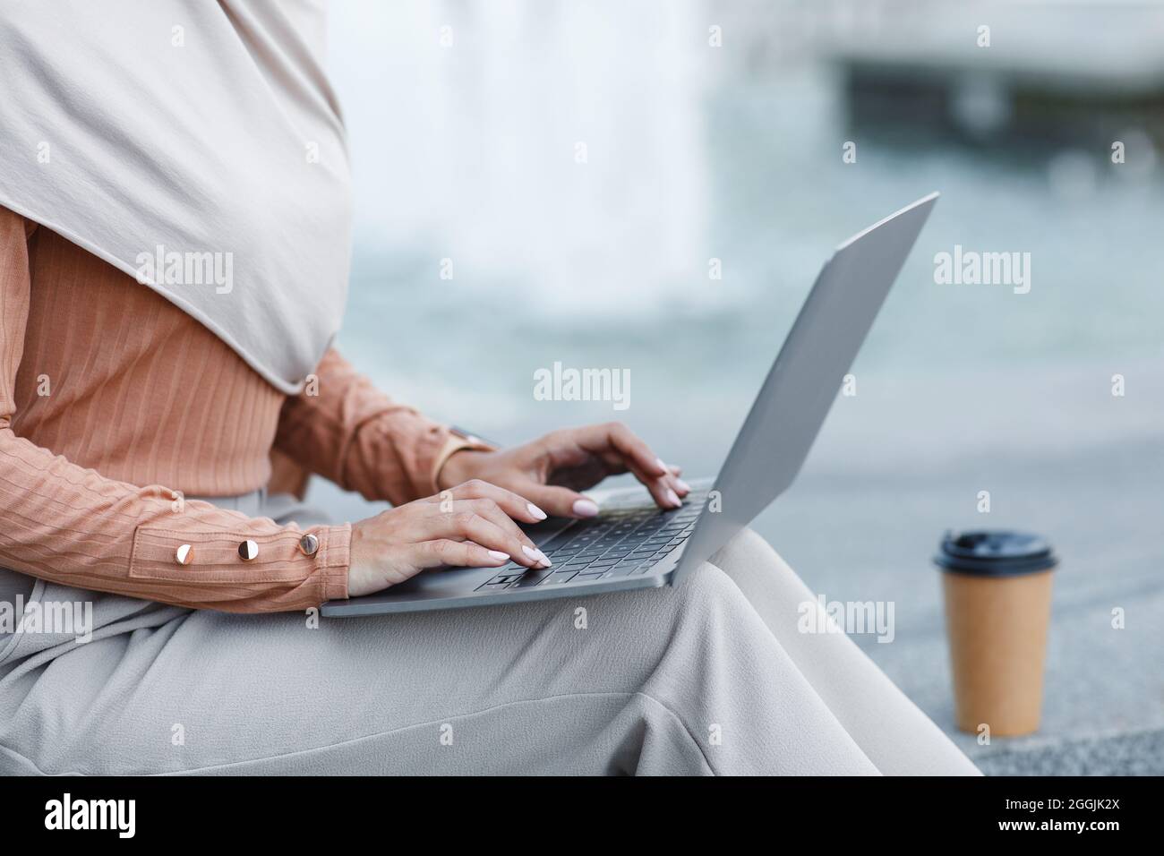 Lavoro in città, freelance, appaltatore indipendente, nomade digitale, lavoro remoto Foto Stock