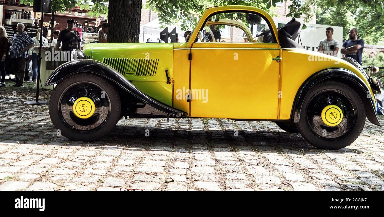 DKW F8 del 1939 con corpo giallo in legno con rivestimento in pelle a Lehnin, Germania, 21 agosto 2021 , editoriale illustrativo Foto Stock