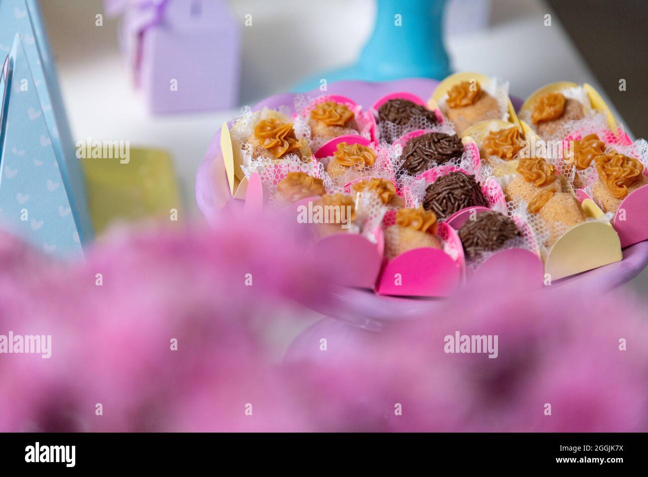 Tavolo di caramelle decorato per la festa di compleanno dei bambini. Dolci sul tavolo delle feste di compleanno. Foto Stock