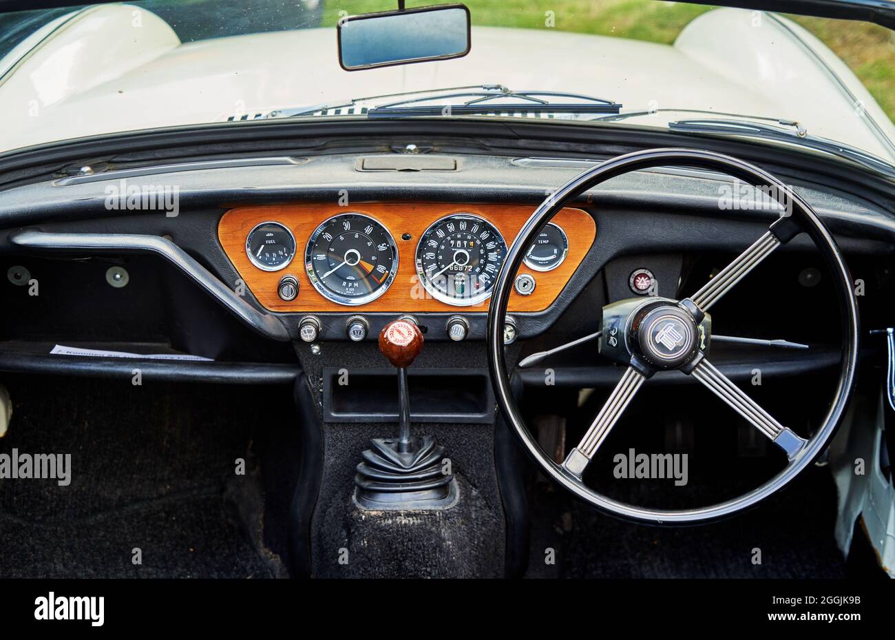 Trionph auto classica, cruscotto e interni della classica roadster inglese a Lehnin, Germania, 21 agosto 2021, editoriale illustrativo Foto Stock