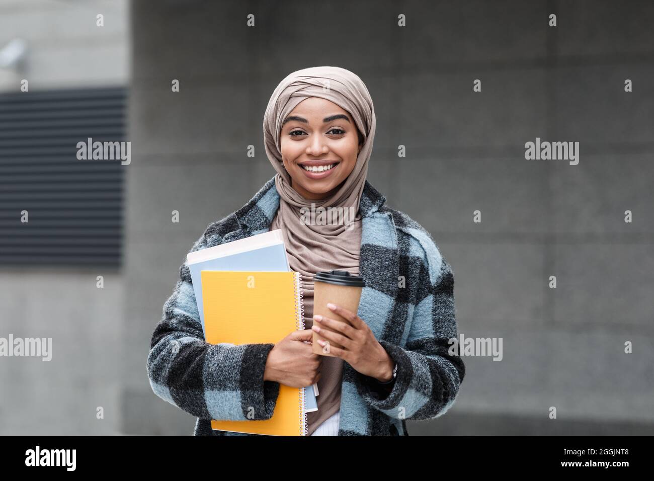 Bella donna studente o insegnante pronto per la lezione e lo studio dopo la quarantena covid-19 Foto Stock