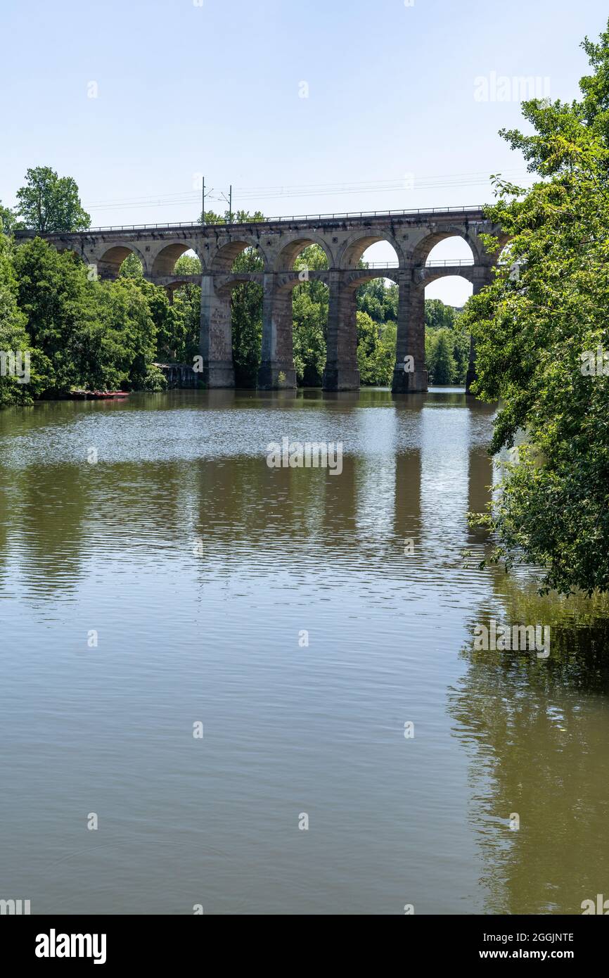 Europa, Germania, Baden-Wuerttemberg, distretto di Ludwigsburg, Bietigheim-Bissingen, Bietigheimer Eisenbahnviadukt sopra l'Enz Foto Stock
