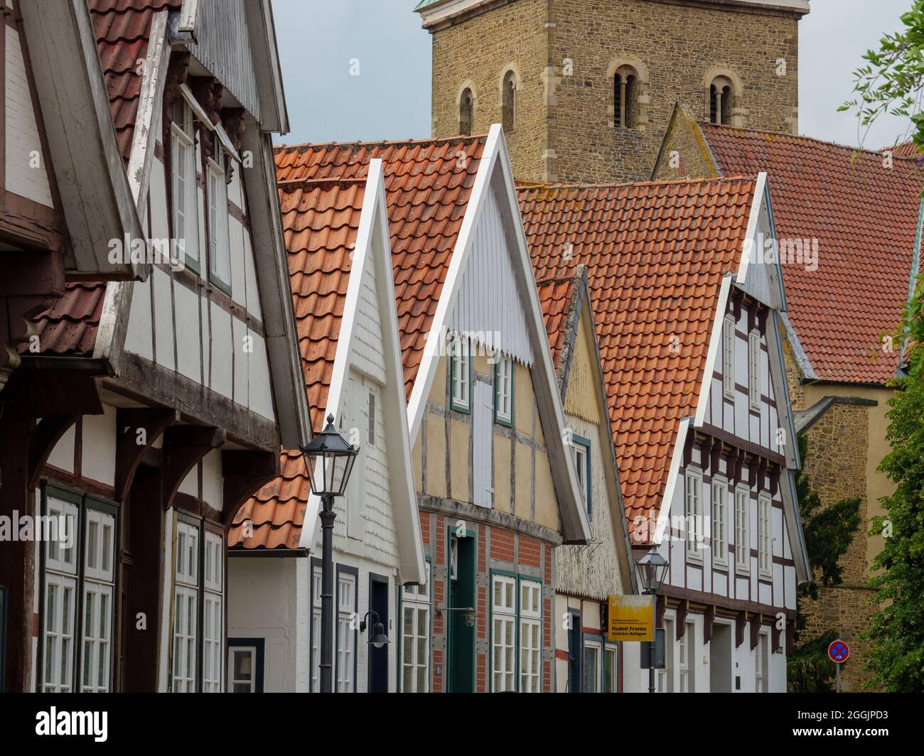 Quakenbrück, Große Kirchstrasse con la chiesa parrocchiale di San Silvestro, Osnabrücker Land, bassa Sassonia, Germania Foto Stock