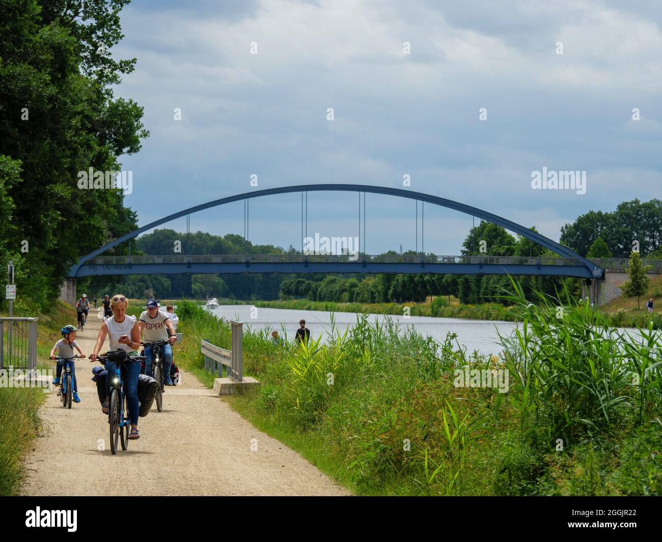 Sentiero Riverside con ciclisti, ramo canale Osnabrück, Osnabrücker Land, bassa Sassonia, Germania Foto Stock