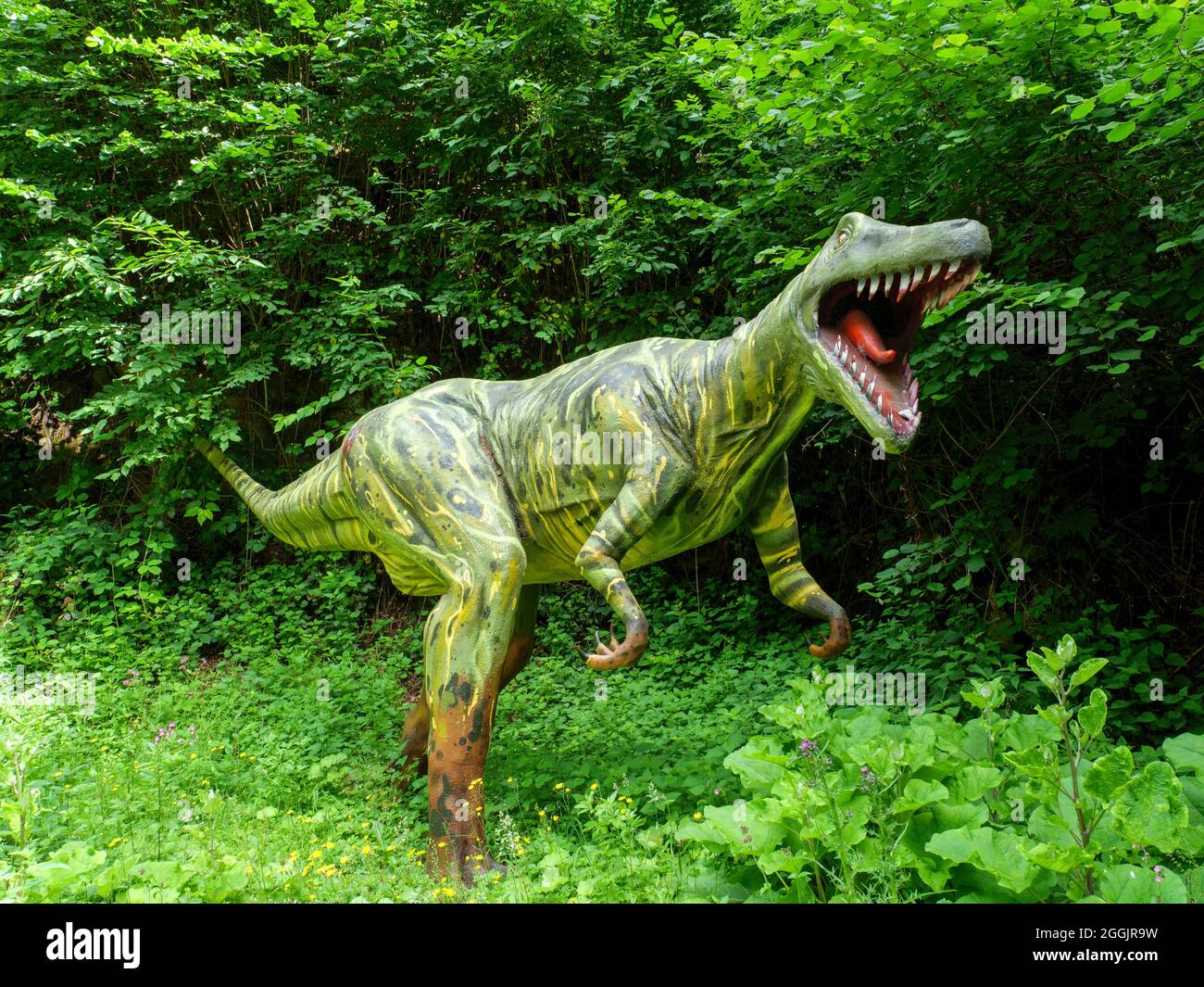 Tracce di dinosauri, scultura di dinosauri, Bad Essen, Osnabruecker Land, bassa Sassonia, Germania Foto Stock