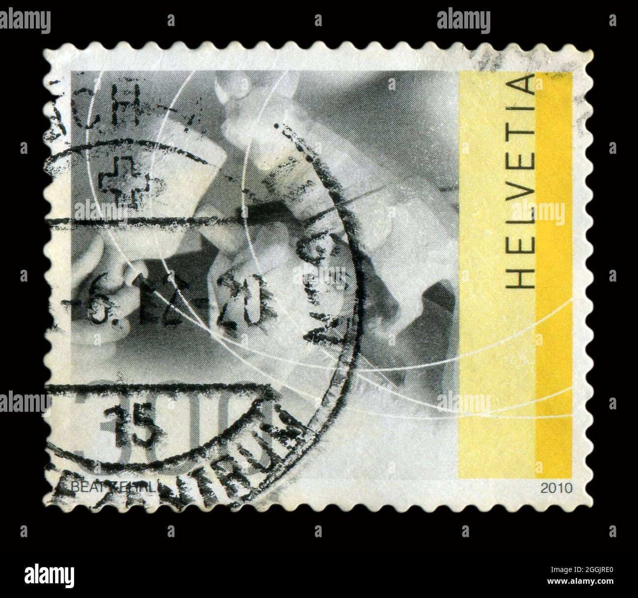 Il francobollo stampato in Svizzera mostra l'immagine della scultura in legno, circa nel 2010. Foto Stock
