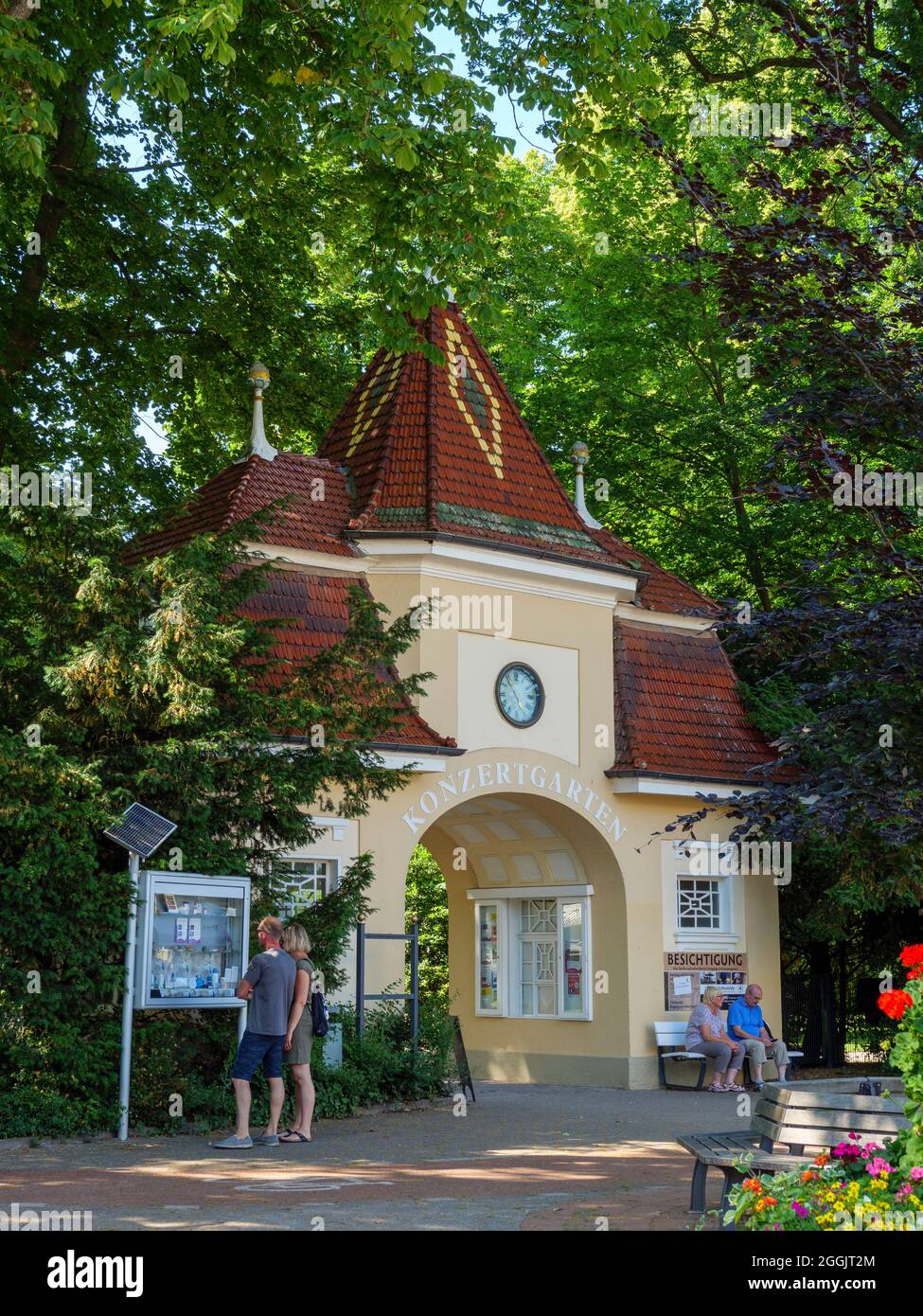 Portale d'ingresso al giardino dei concerti, Bad Rothenfelde, Osnabrücker Land, bassa Sassonia, Germania Foto Stock