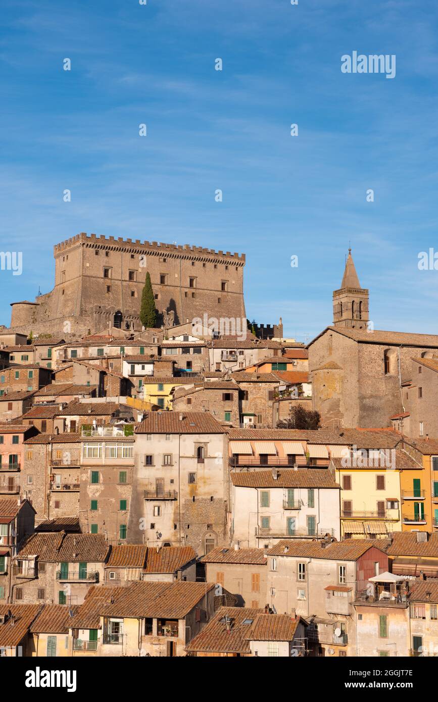 Panorama di Soriano nel Cimino con Rocca e chiesa di Sant'Eufizio Foto Stock