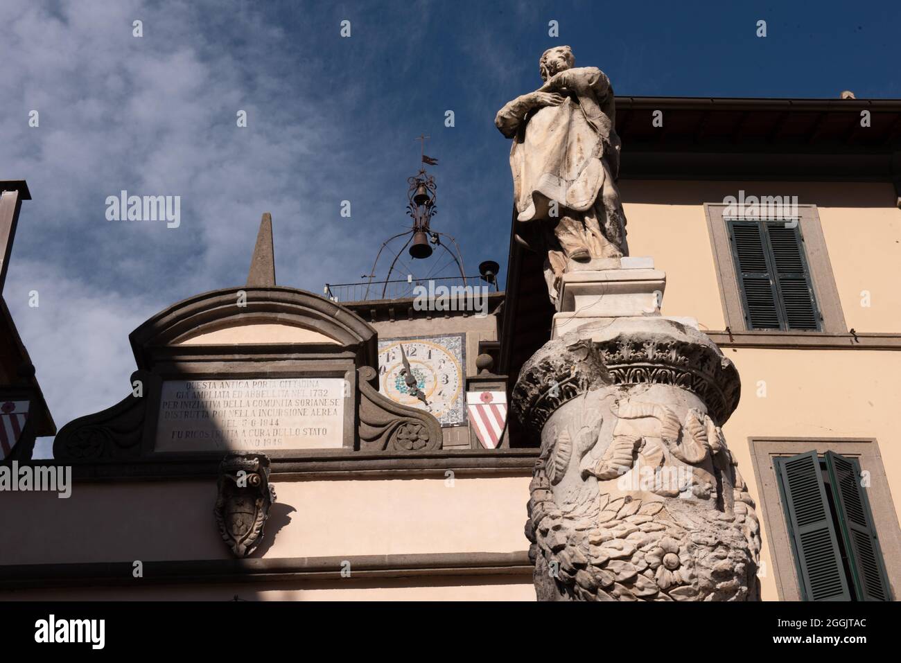 Particolare d'ingresso del Rione Rocca, il più antico di Soriano nel Cimino Foto Stock