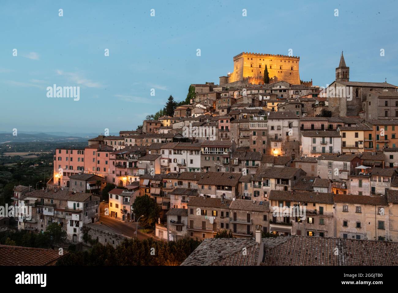 Panorama di Soriano nel Cimino con Rocca e chiesa di Sant'Eufizio Foto Stock