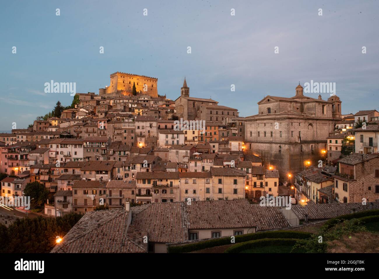 Panorama di Soriano nel Cimino con Rocca e chiesa di Sant'Eufizio e cattedrale Foto Stock