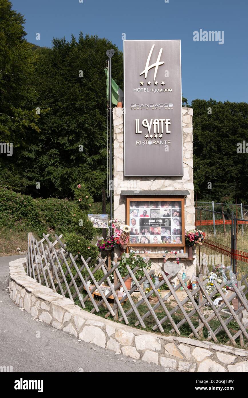 Memoriale Per Le Vittime Della Tragedia Dell Hotel Rigopiano Costruito Intorno All Unico Pilastro Rimasto In Piedi Dopo La Tragedia Del 18 01 17 Foto Stock Alamy Memoriale Per Le Vittime Della Tragedia Dell Hotel Rigopiano Costruito Intorno All Unico Pilastro Rimasto In Piedi Dopo La Tragedia Del 18 01 17 Foto Stock Alamy