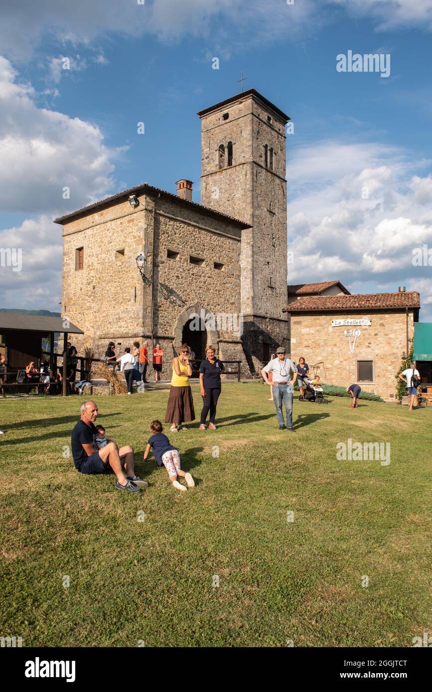 Cascio, centro abitato con porta histiorycal. Foto Stock