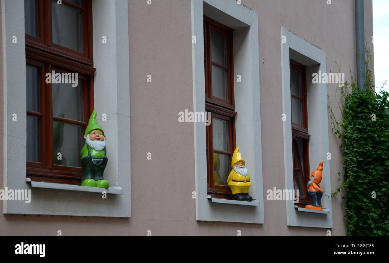 Nani in diversi colori nelle finestre di una casa nella città di Bautzen Foto Stock