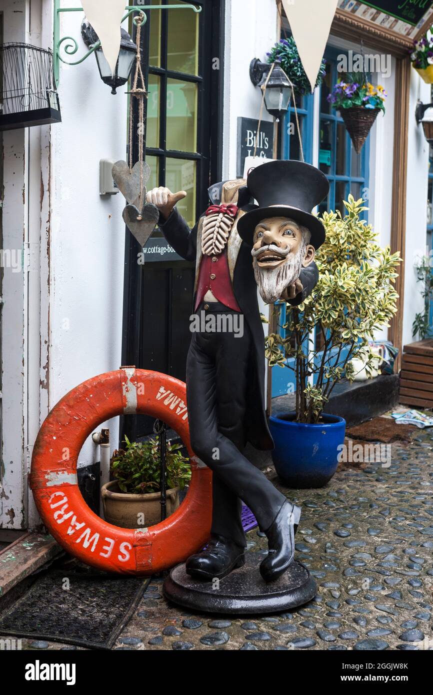 Una statua senza testa in Piazza Cyril Noall, St Ives, Cornovaglia Foto Stock