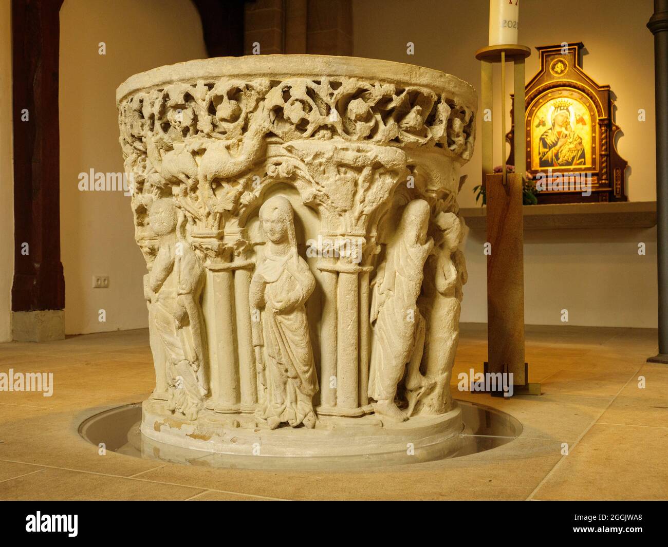 Fonte battesimale 13 ° secolo nella chiesa di San Dionisio all'interno, Belm, Osnabrück, Osnabrücker Land, bassa Sassonia, Germania Foto Stock