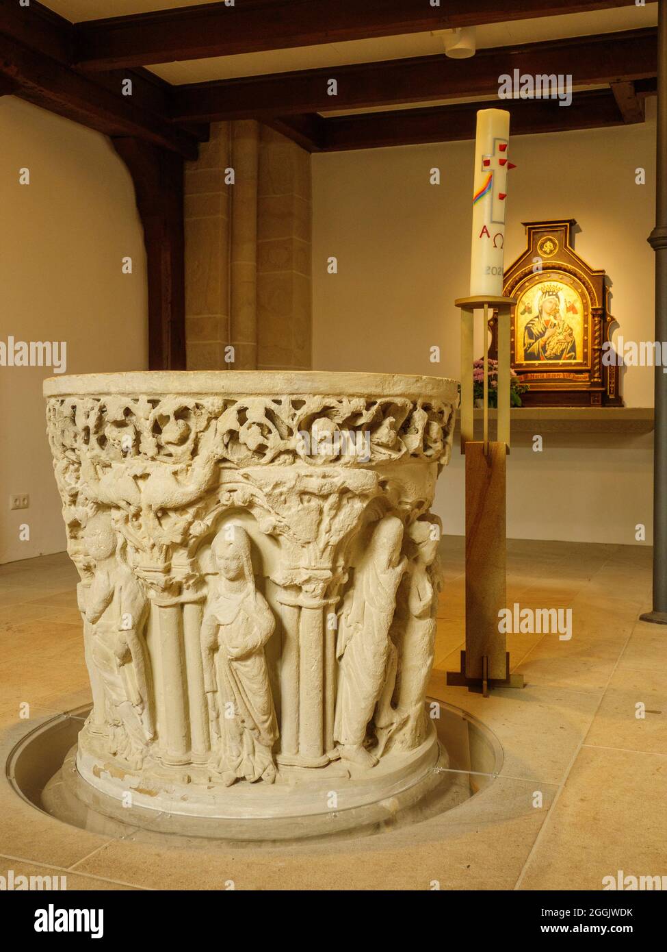Fonte battesimale 13 ° secolo nella chiesa di San Dionisio all'interno, Belm, Osnabrück, Osnabrücker Land, bassa Sassonia, Germania Foto Stock