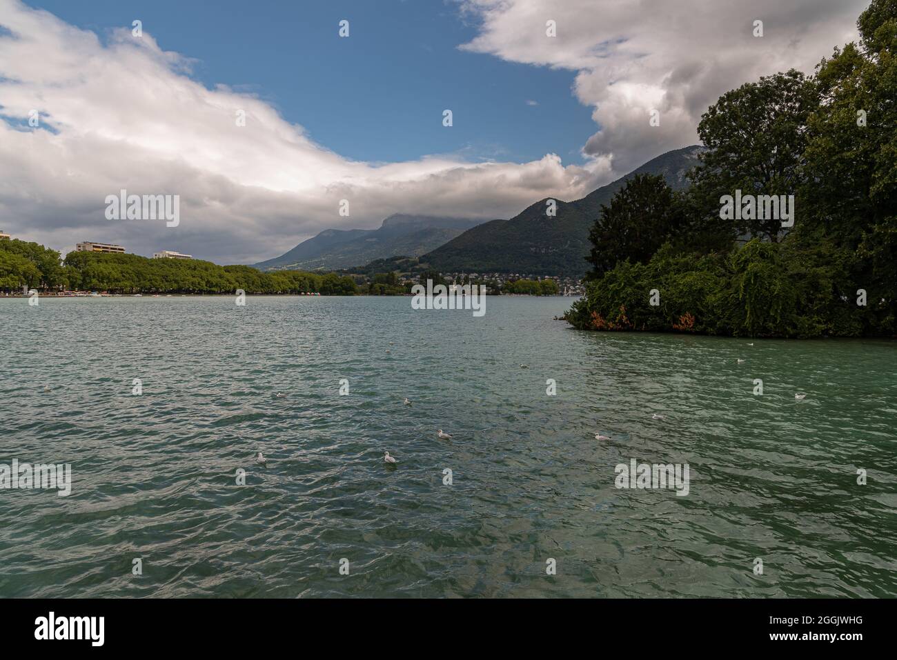 Annecy è una città chiusa situata sulla riva settentrionale del lago omonimo, sul suo sbocco naturale, dove occupa una posizione strategica sul Foto Stock