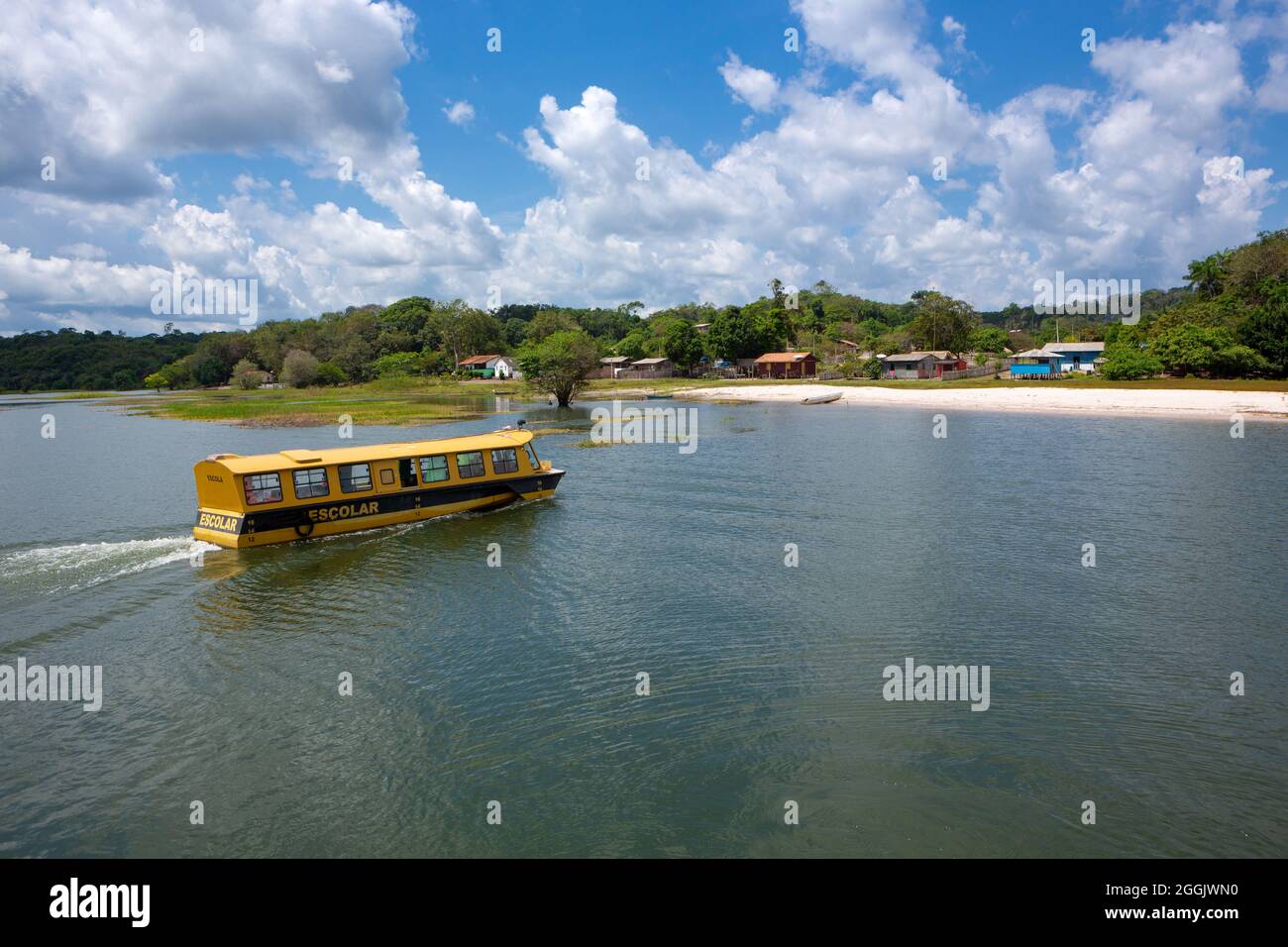 Scuola di barca a vela sul fiume Tapajos per prendere gli studenti nel villaggio della foresta pluviale di Amazzonia nella soleggiata giornata estiva. Alter do Chão, Para, Brasile. Istruzione. Foto Stock