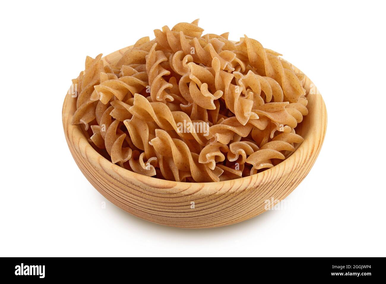 Pasta di Wolegrain fusilli di grano duro in ciotola di legno isolata su fondo bianco con percorso di taglio e profondità di campo. Foto Stock