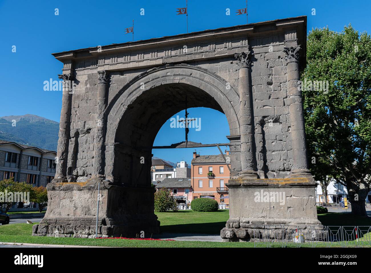 Fu costruita nel 25 a.C. in occasione della vittoria romana sui Salassi di Aulo Terenzio Varrone Murena. Si trova sull'asse con il decumano ma Foto Stock