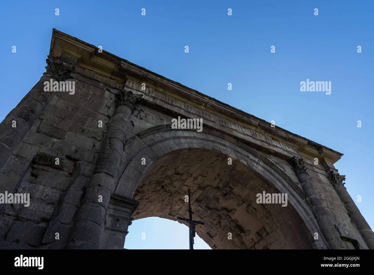 Fu costruita nel 25 a.C. in occasione della vittoria romana sui Salassi di Aulo Terenzio Varrone Murena. Si trova sull'asse con il decumano ma Foto Stock