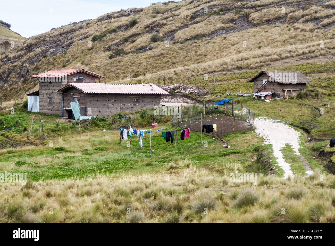 Piccolo insediamento rurale vicino a Los Frailones (Monaci di pietra), formazioni rocciose vicino Cajamarca, Perù. Foto Stock