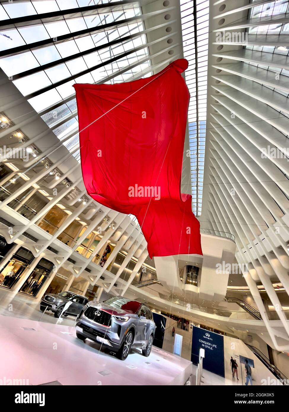 Grande bandiera rossa sopra la nuova auto Infiniti del 2021 all'interno dell'Oculus al World Trade Center di Manhattan, NYC Foto Stock