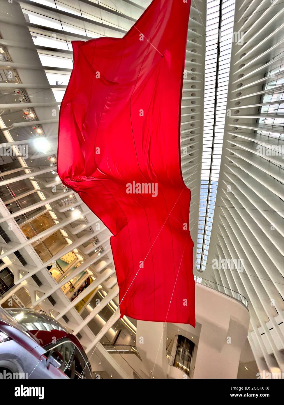 Grande bandiera rossa sopra la nuova auto Infiniti del 2021 all'interno dell'Oculus al World Trade Center di Manhattan, NYC Foto Stock