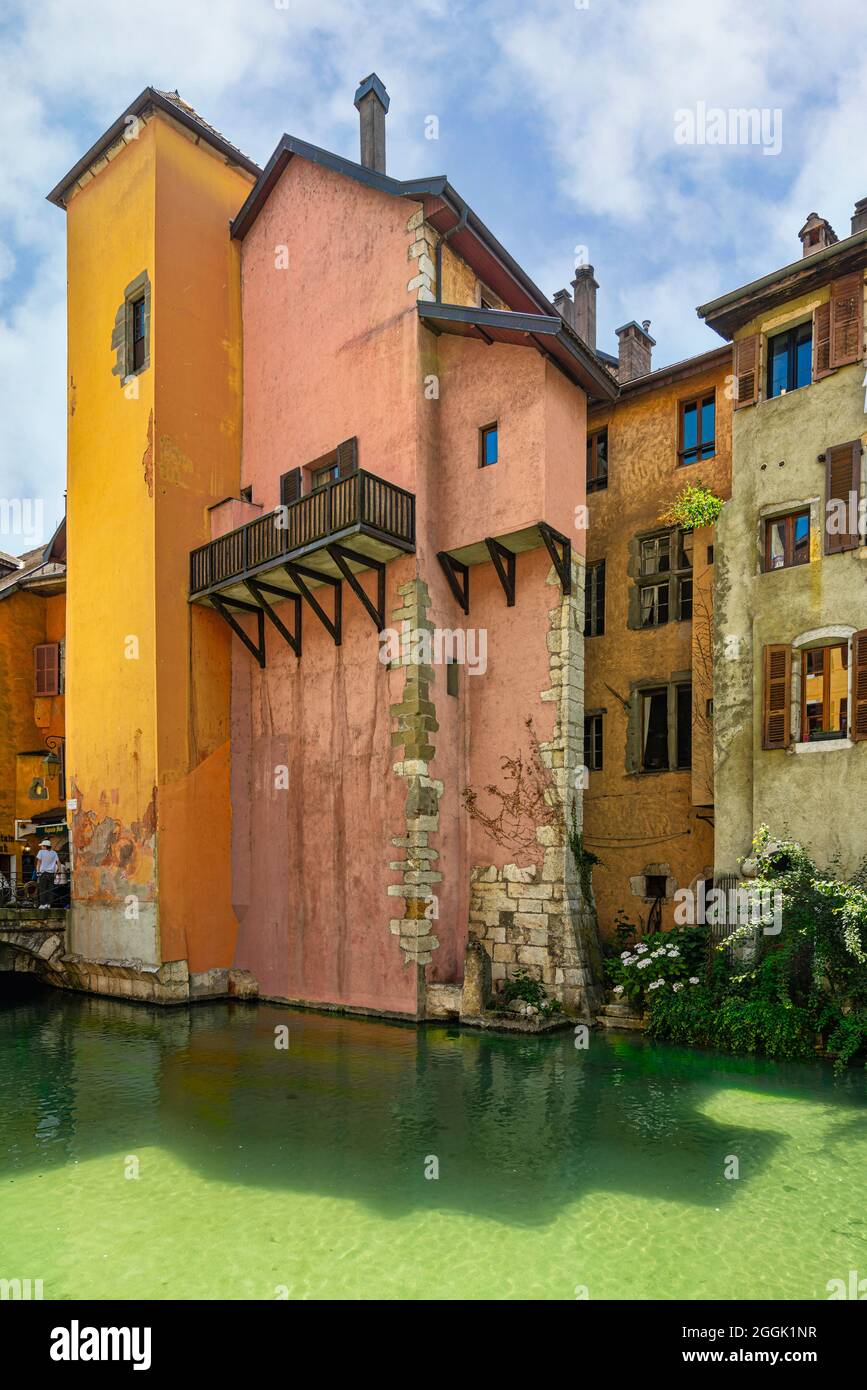 Antiche case colorate si affacciano sul fiume Thiou nella città vecchia di Annecy. Annecy, dipartimento della Savoia, regione Auvergne-Rhône-Alpes, Francia, Europa Foto Stock