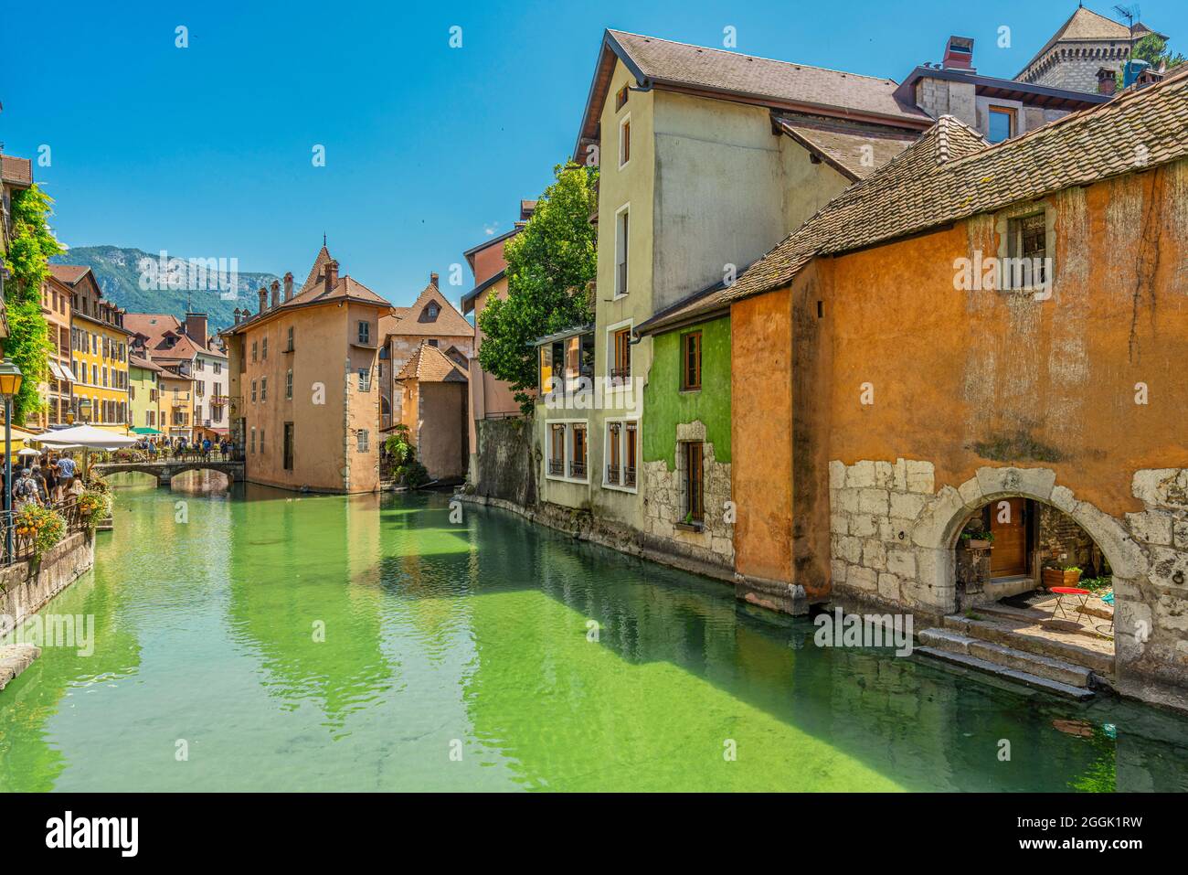 Antiche case colorate si affacciano sul fiume Thiou nella città vecchia di Annecy. Annecy, dipartimento della Savoia, regione Auvergne-Rhône-Alpes, Francia, Europa Foto Stock
