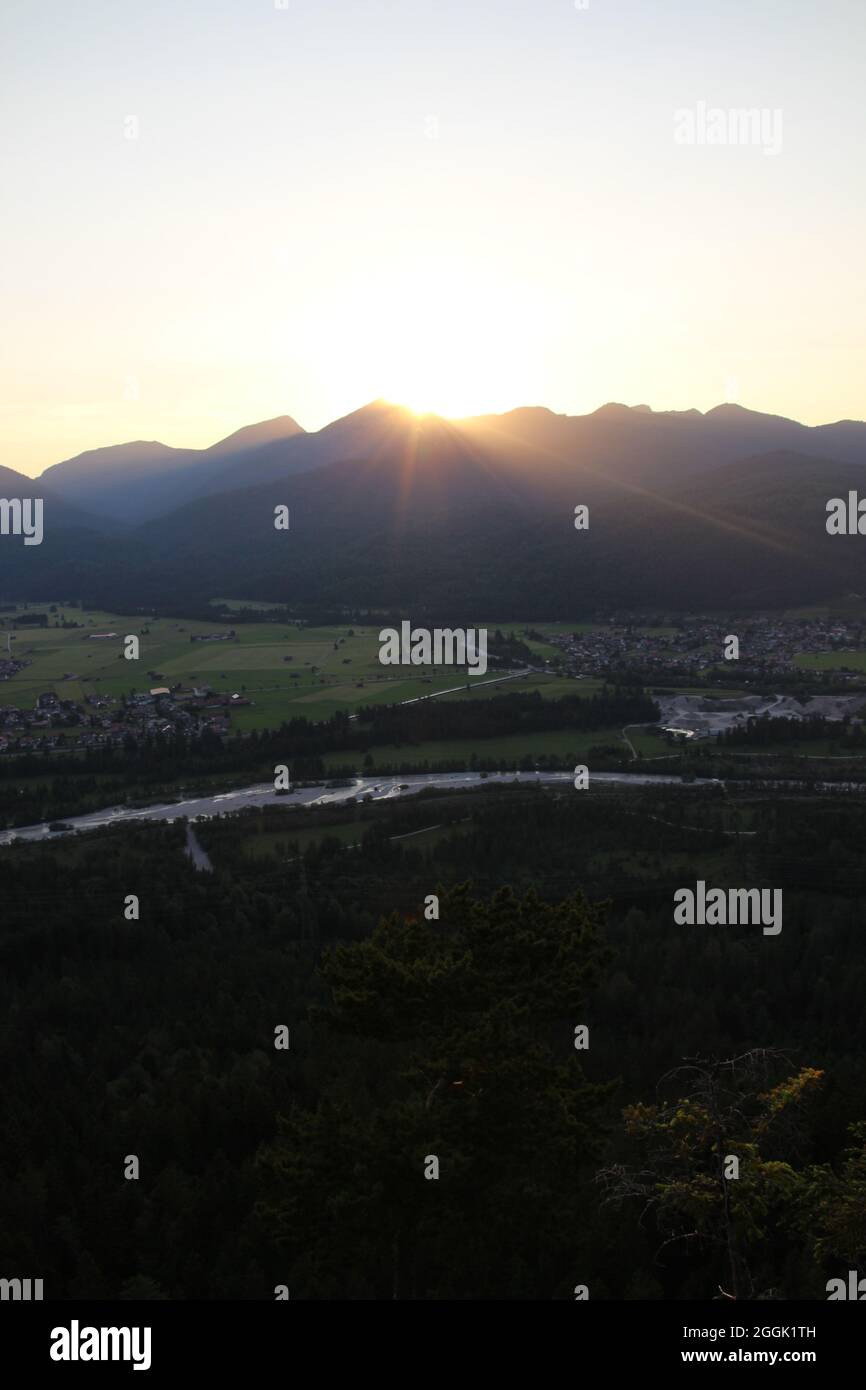Vista di Krün e Wallgau al tramonto sull'Estergebirge, Valle dell'Isar, alta Baviera, Baviera, Germania, Europa Foto Stock