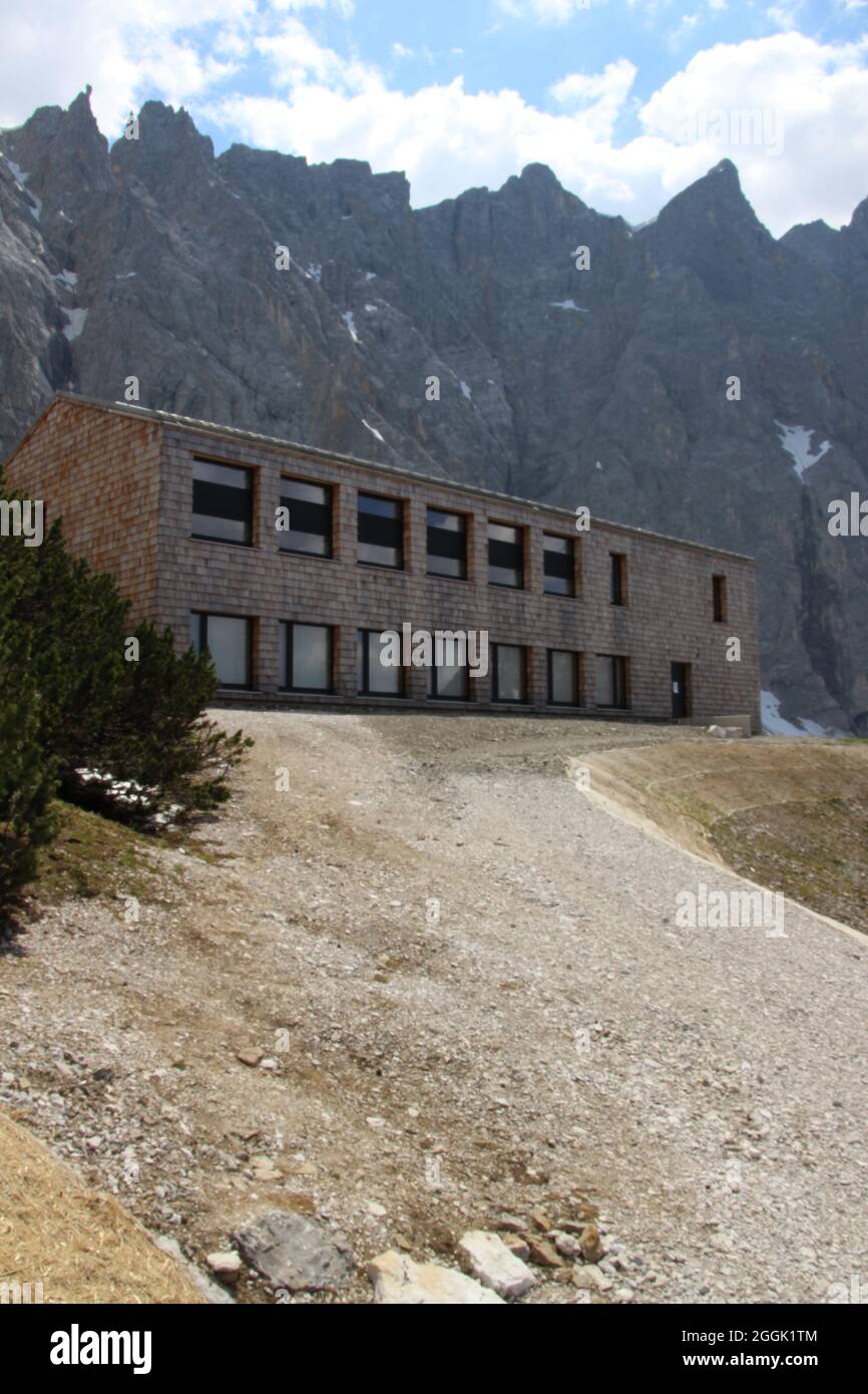 Horst-Wels-Haus, casa di alloggio vicino al Falkenhütte 1848 m, di fronte alle mura di Laliderer, Austria, Tirolo, Karwendel, estate, Montagne, Ka Foto Stock
