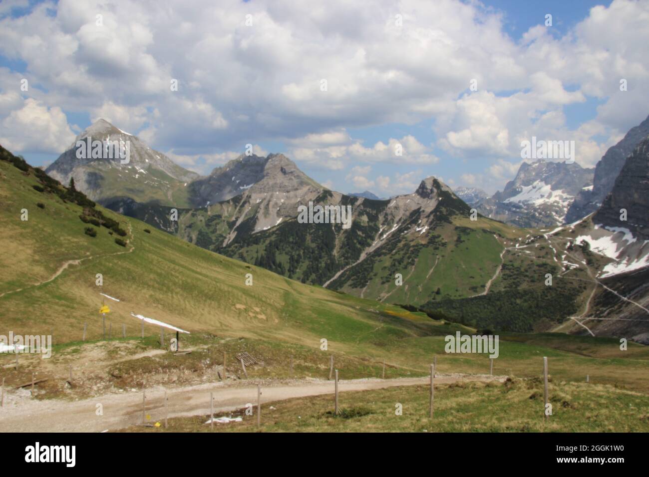 Sentiero escursionistico dalla Falkenhütte verso Engalm, alta montagna, Monti Karwendel, Karwendel, Tirolo, Austria, Europa Foto Stock