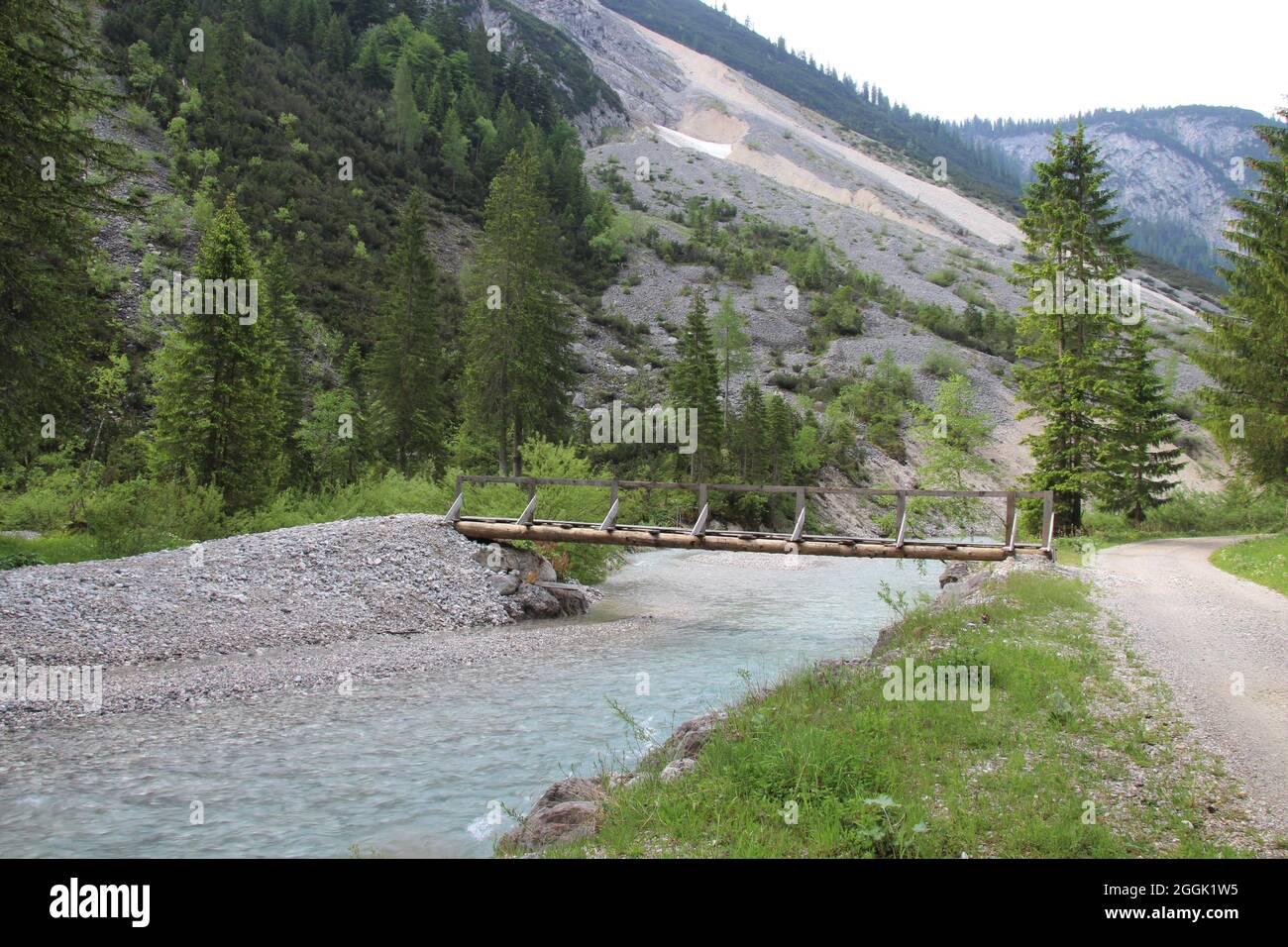 Ponte sul Karwendelbach nel Karwendeltal, Tirolo, Austria, estate, catena montuosa, Montagne di Karwendel Foto Stock