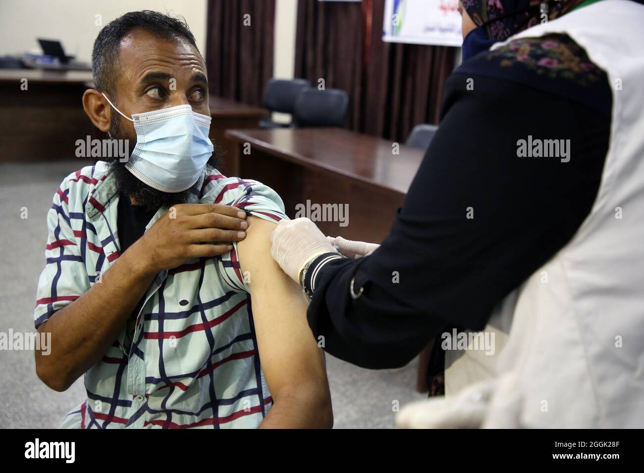 Gaza, Palestina. 01 Settembre 2021. Un operatore sanitario somministra una dose di vaccino moderna COVID-19 ad un uomo durante una campagna di vaccinazione al-Amal centro medico a Gaza.il ministero palestinese della salute organizza una campagna di vaccinazione a Gaza a causa dell'alto tasso di infezioni tra i palestinesi con la variante Delta. (Foto di Ahmed Zakot/SOPA Images/Sipa USA) Credit: Sipa USA/Alamy Live News Foto Stock