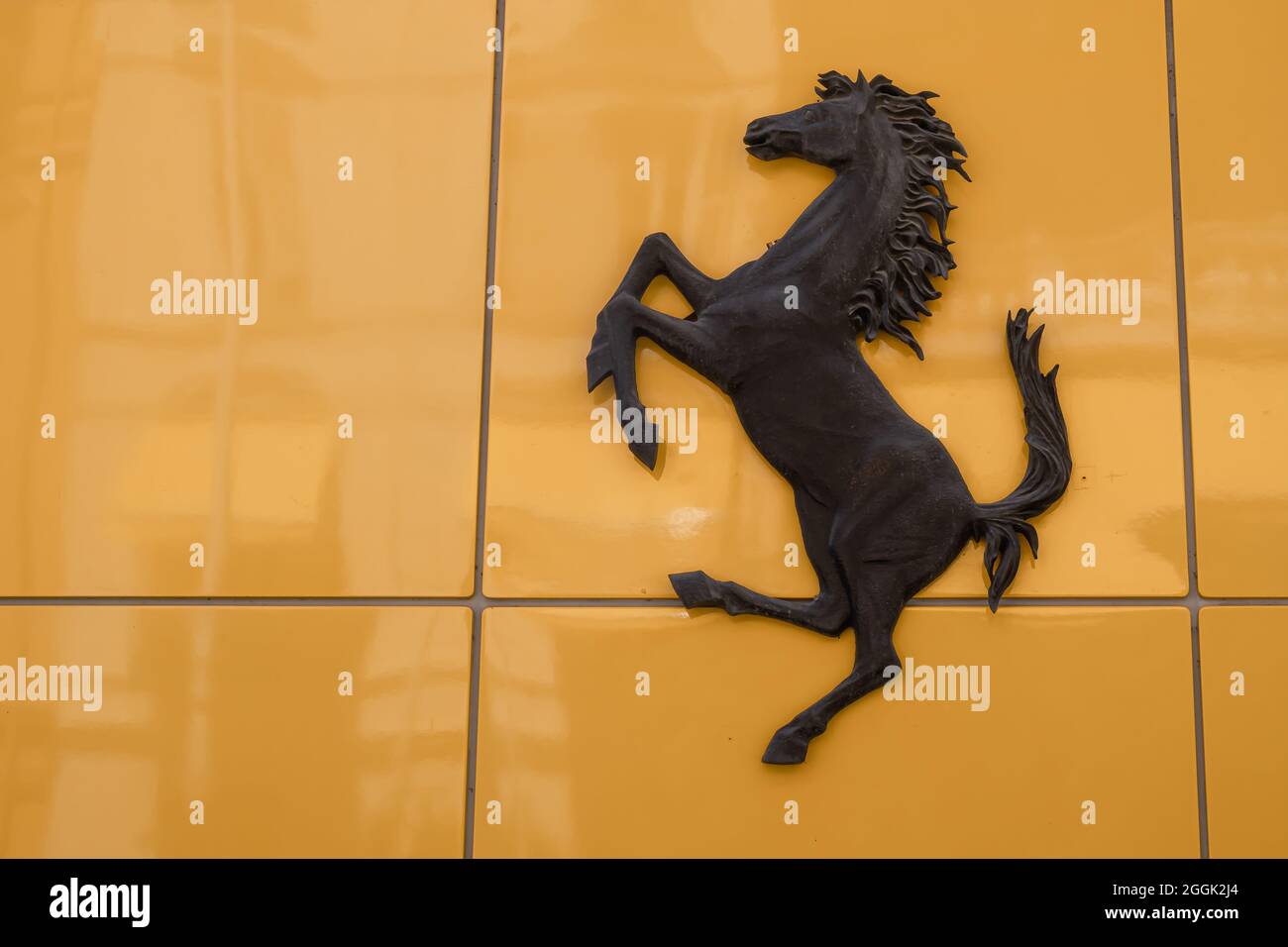 Monte Carlo, Monaco - 4 luglio 2020: Cavallo su sfondo giallo - emblema del marchio Ferrari Foto Stock