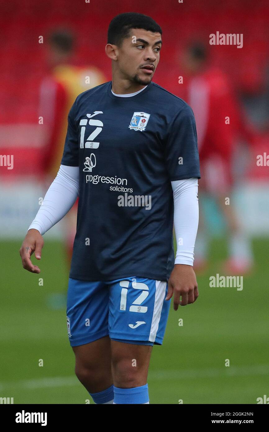 ACCRINGTON, REGNO UNITO. IL 31 AGOSTO Josh Gordon di Barrow si riscalda durante la partita del Trofeo EFL tra Accrington Stanley e Barrow al Wham Stadium di Accrington martedì 31 agosto 2021. (Credit: Mark Fletcher | MI News) Credit: MI News & Sport /Alamy Live News Foto Stock