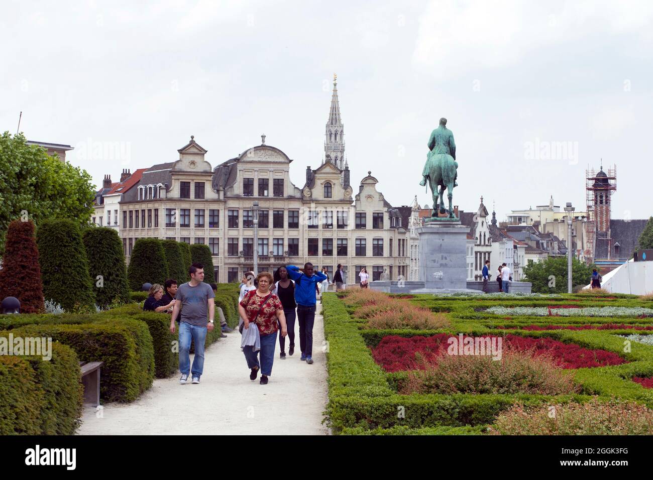 Bruxelles, Belgio - 16 giugno 2013: I pedoni che camminano nel giardino delle arti del Mont des nel centro di Bruxelles in una giornata estiva. Foto Stock