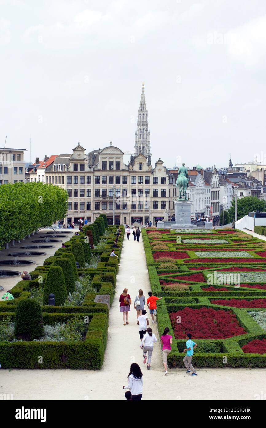 Bruxelles, Belgio - 16 giugno 2013: I pedoni che camminano nel giardino delle arti del Mont des nel centro di Bruxelles in una giornata estiva. Foto Stock
