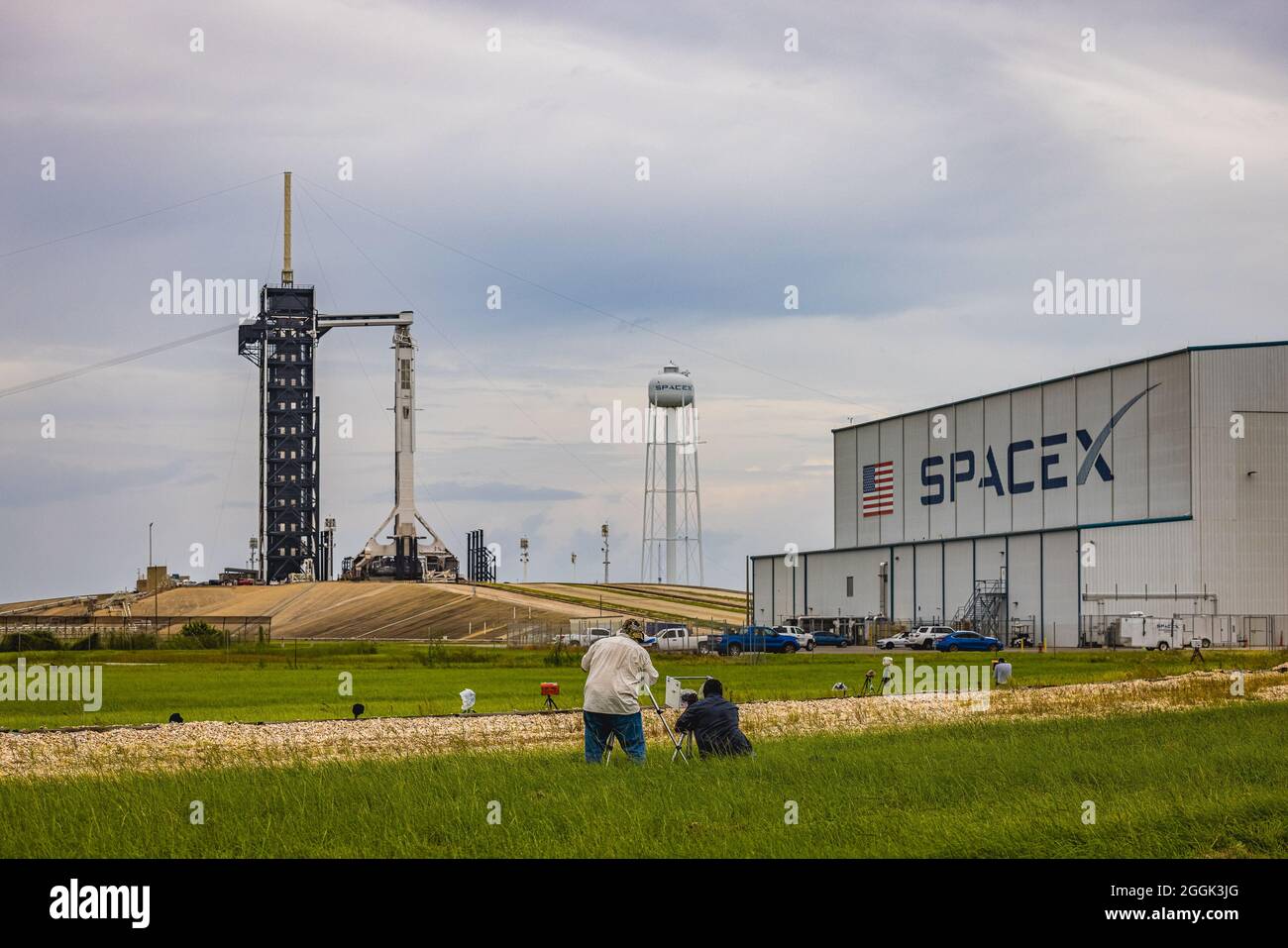 USA. 27 ago 2021. Un razzo SpaceX Falcon 9 che trasporta l'imbarcazione Dragon Cargo si trova sulla piattaforma di lancio al Launch Complex della NASA presso il Kennedy Space Center dell'agenzia in Florida il 27 agosto 2021. Il lancio è stato ritardato fino al 29 agosto 2021. (Foto di Alex G Perez/AGPfoto/Sipa USA) Credit: Sipa USA/Alamy Live News Foto Stock