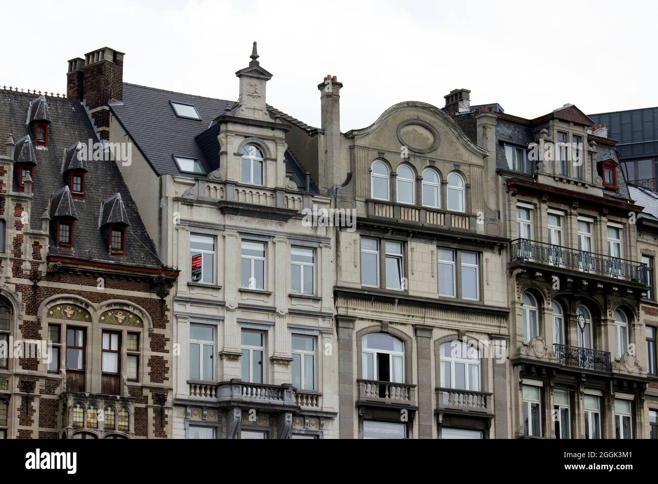 Edifici a Mont des Arts nel centro di Bruxelles in una giornata estiva in Belgio. Foto Stock